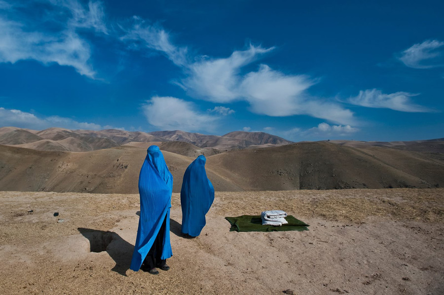An image from Lynsey Addario's Love+War photo series